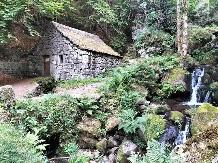 Photo du Moulin de Chambeuil dans le Cantal.