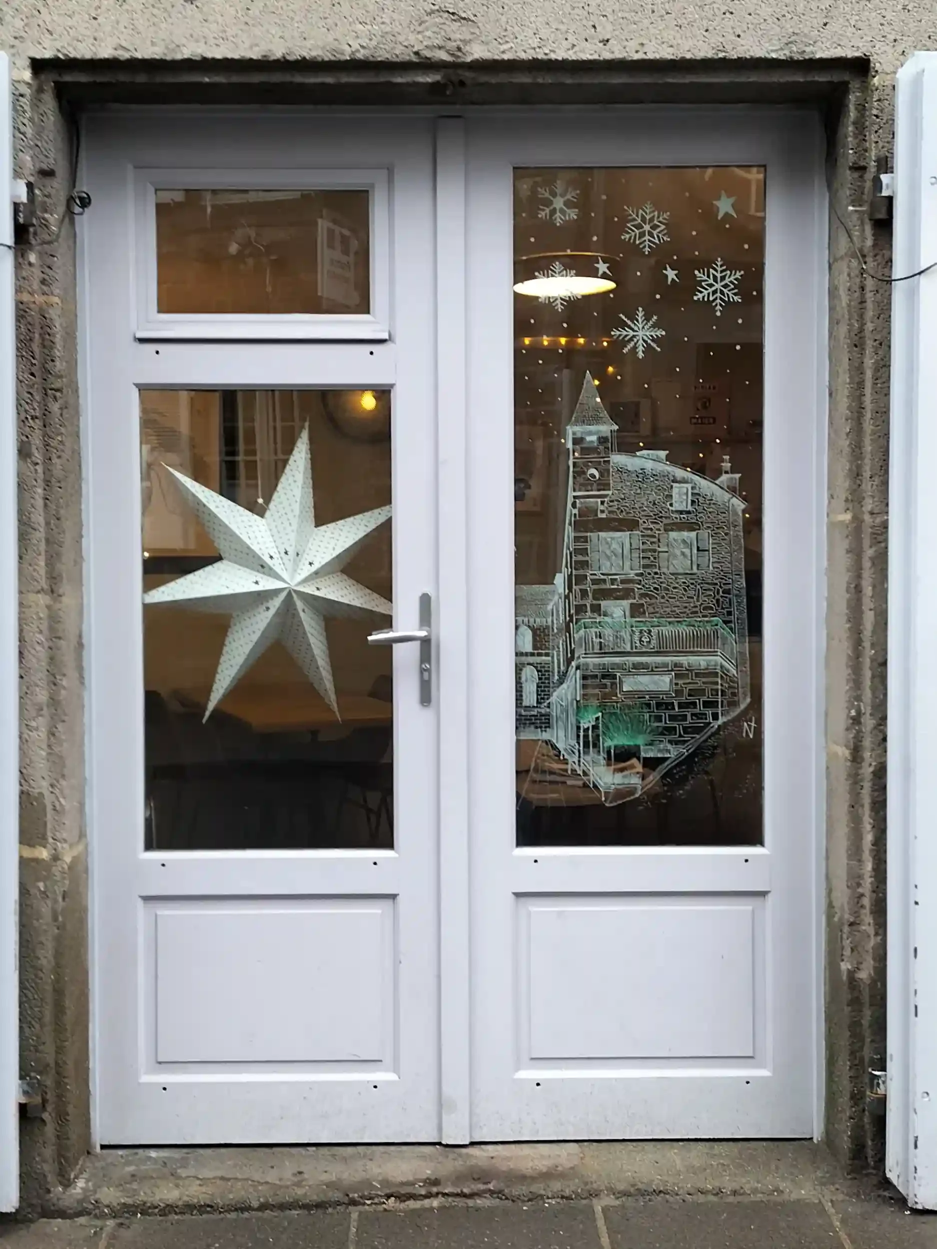 Fresque sur vitrine du Très Petit Café, Murat (Cantal 15)